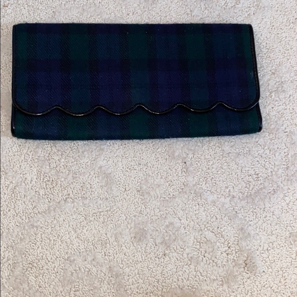 Vineyard vines clutch